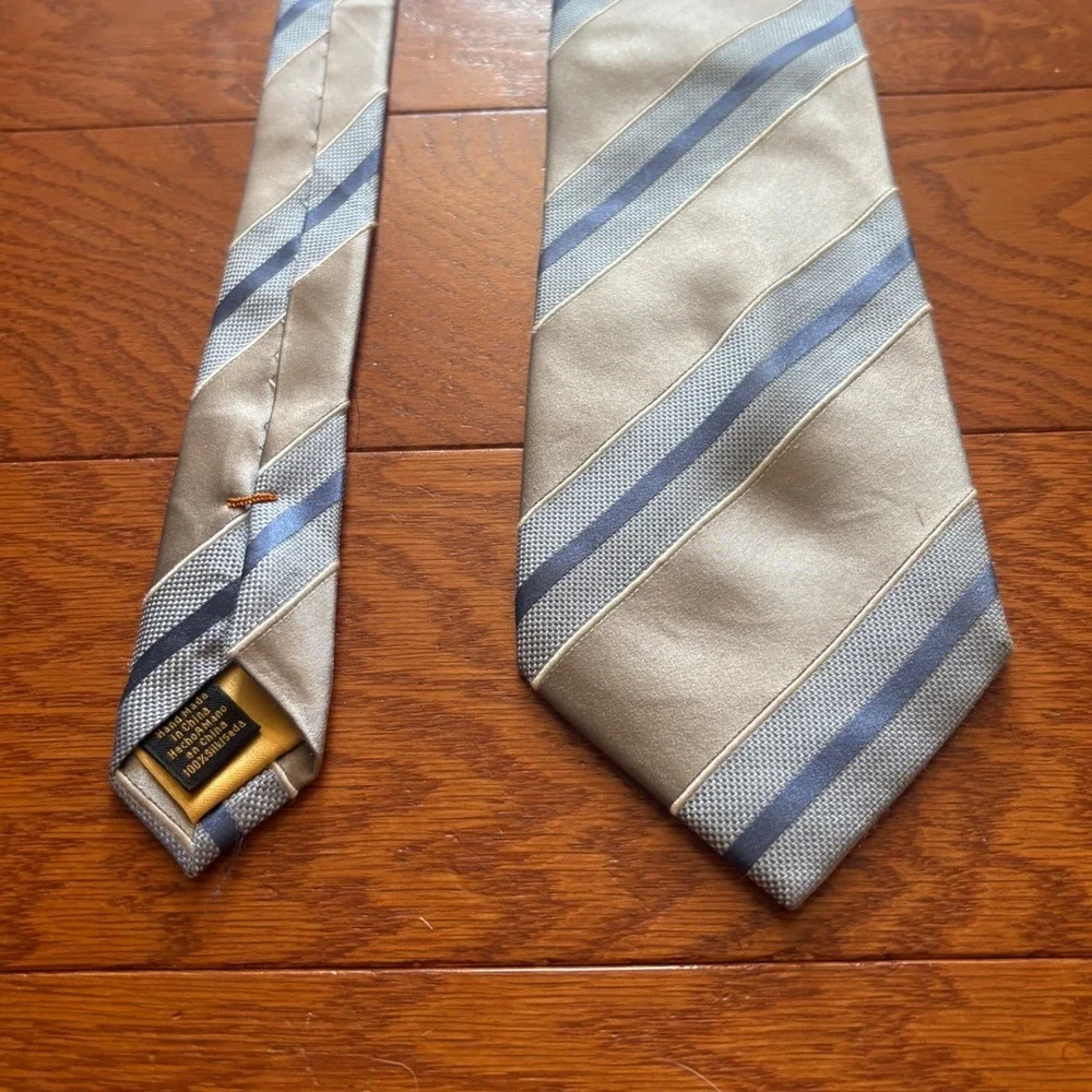 Donald J Trump Signature Collection Silk Tie Silver Blue Grey Striped Mens